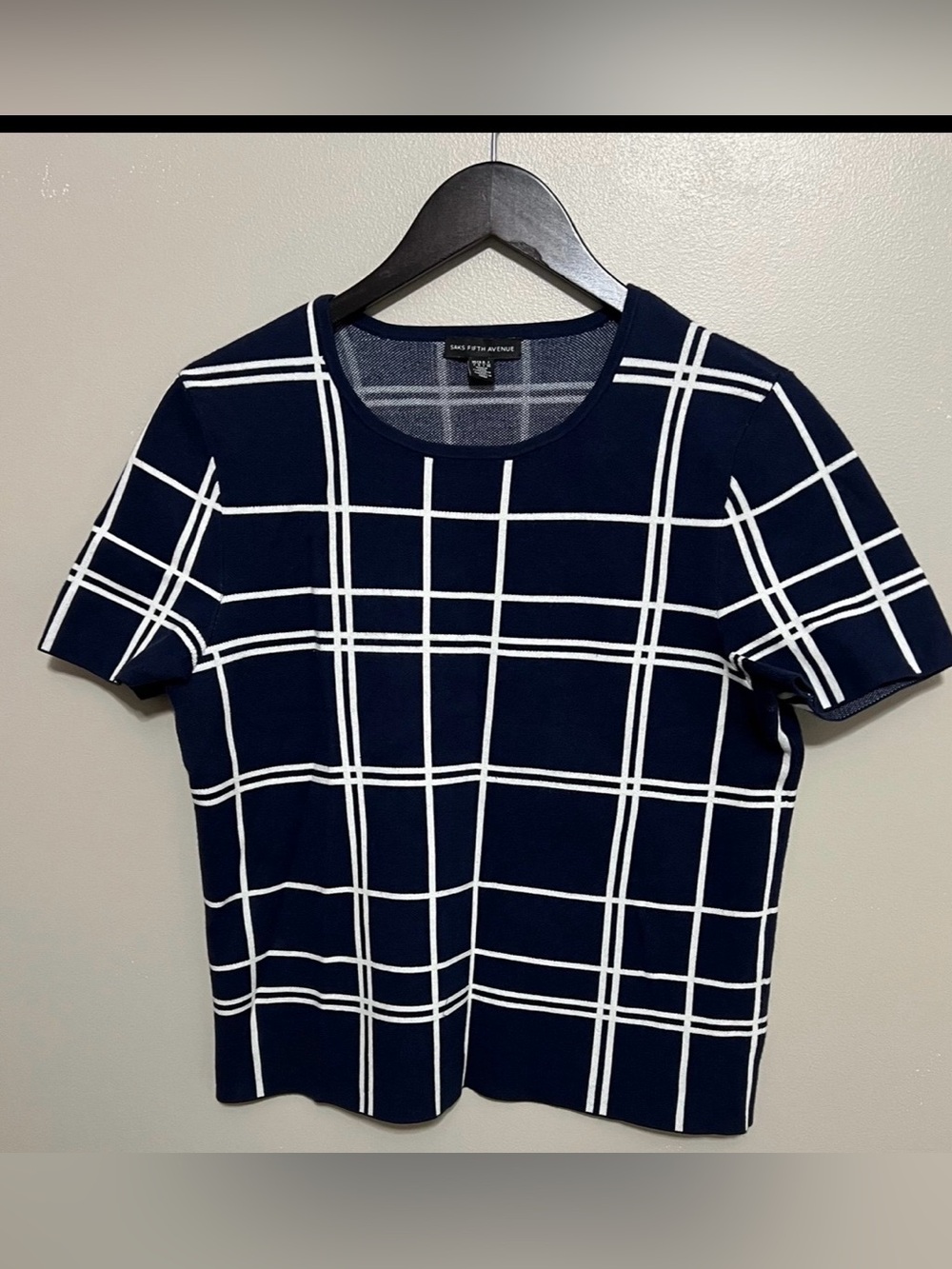 Saks Fifth Avenue short sleeve plaid navy and white sweater Size L